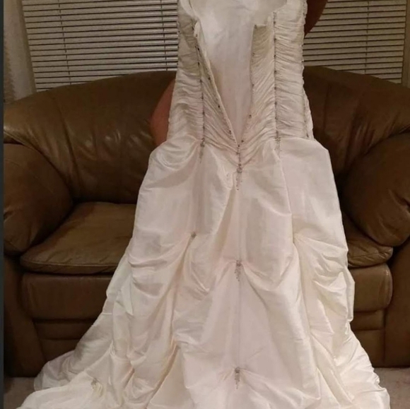 New ivory wedding dress - Picture 5 of 16